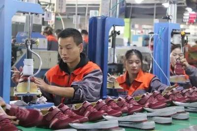 抢救晕倒清洁工,河南大学生拼出“手臂担架”;新版个人征信报告要来了,拖欠水费也可能影响信用丨大河早新闻(语音版)