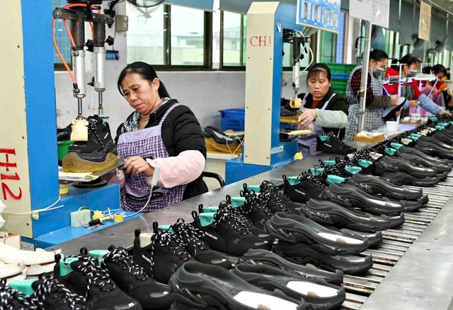 湖南洞口:工人忙生产 赶制订单产品