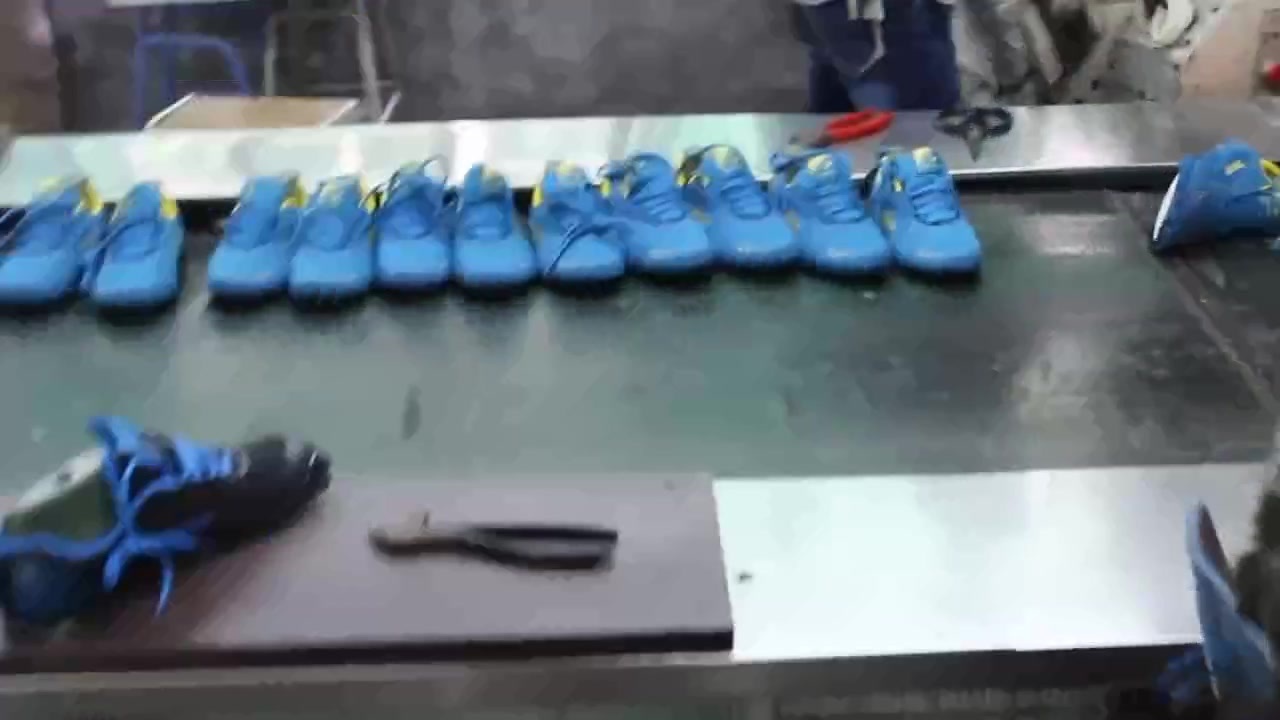 工厂实拍廉价运动鞋的生产流水线,“清仓甩卖”的鞋可能就是这样生产的