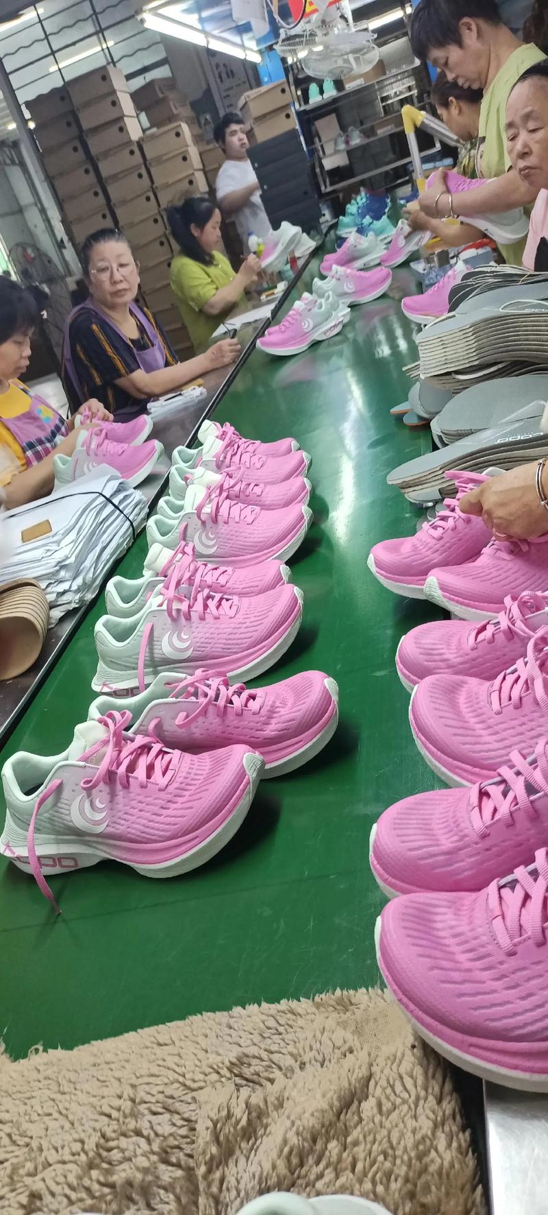 生产车间现场 ,做鞋我们是认真的