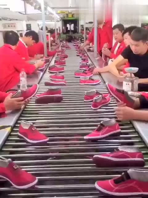 流水线上生产鞋子,十几秒出一双鞋