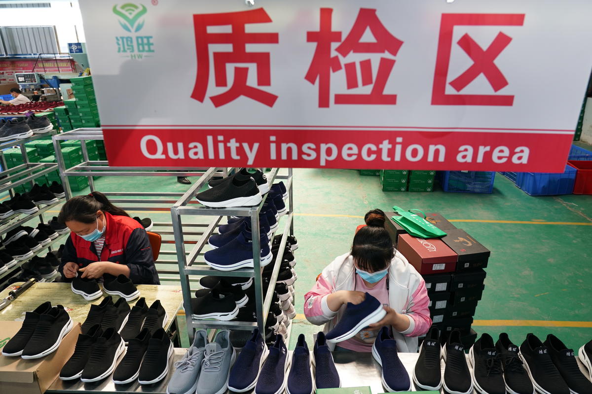 总经理陈大红说:"产品紧俏,已请平江和修水两地鞋厂代工!