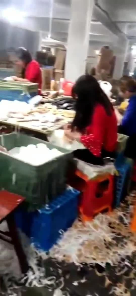 几十块块钱的鞋子,鞋底就这样制作的,这环境不给高工资都不行啊