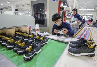 有一个工厂老板,他经营着一家生产鞋子的工厂,雇用了许多工人.