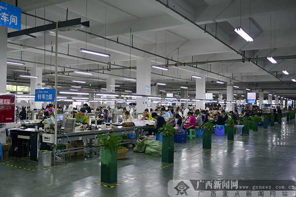 网媒记者探访自贡外贸鞋生产基地-广西新闻网