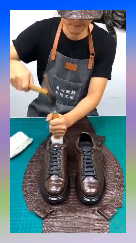 鳄鱼皮鞋制作,一双8千元,毕竟货真价实