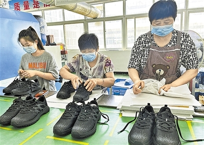 睢县鸿溢(特步)鞋业 年销售收入突破10亿元,帽生产助力多元化发展